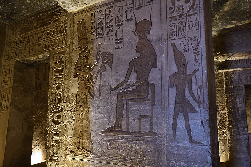 44 MAK_6573.jpg - La regina Nefertari con il tipico copricapo regale sormontato da due lunghe piume e il disco solare, offre fiori di loto (simbolo di rinascita) e uno strumento musicale sacro (sistro) alla dea Hathor che rappresenta la protezione, la fertilità e l'amore.